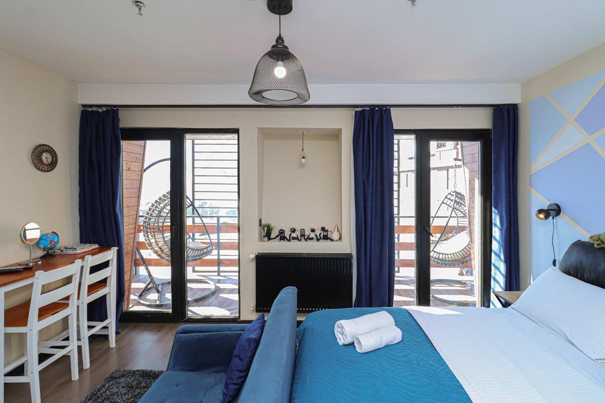 Stylish Studio Apartment With Balcony กูเดาริ ภายนอก รูปภาพ