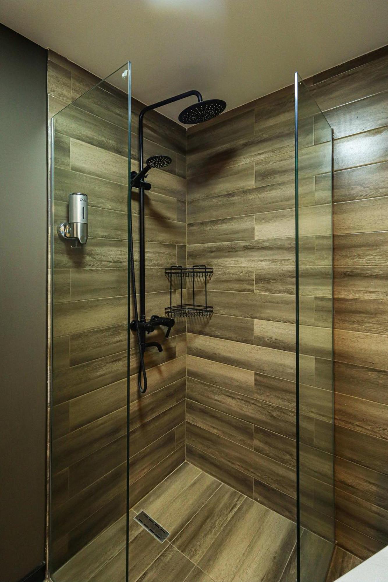 Stylish Studio Apartment With Balcony กูเดาริ ภายนอก รูปภาพ