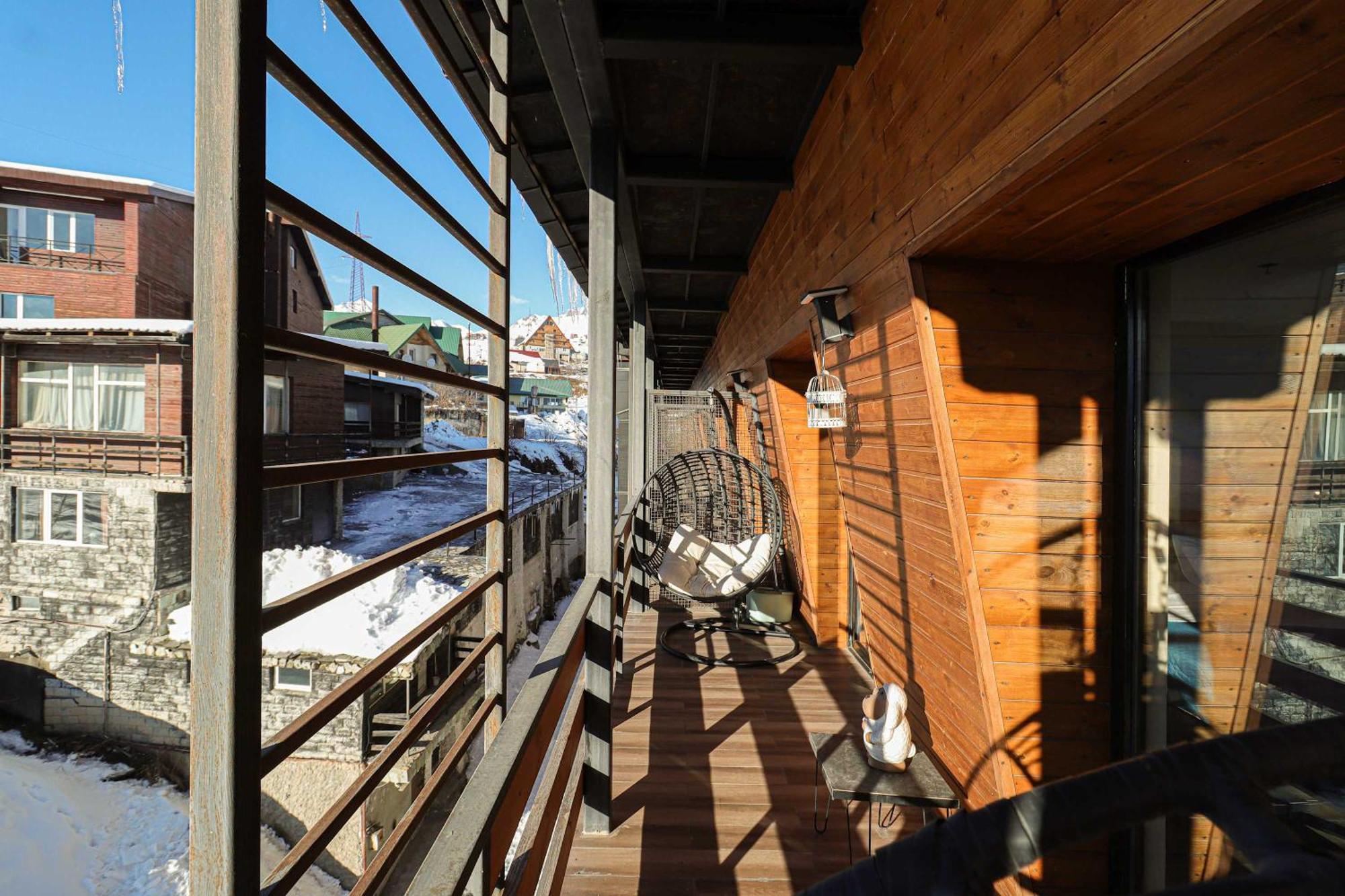 Stylish Studio Apartment With Balcony กูเดาริ ภายนอก รูปภาพ
