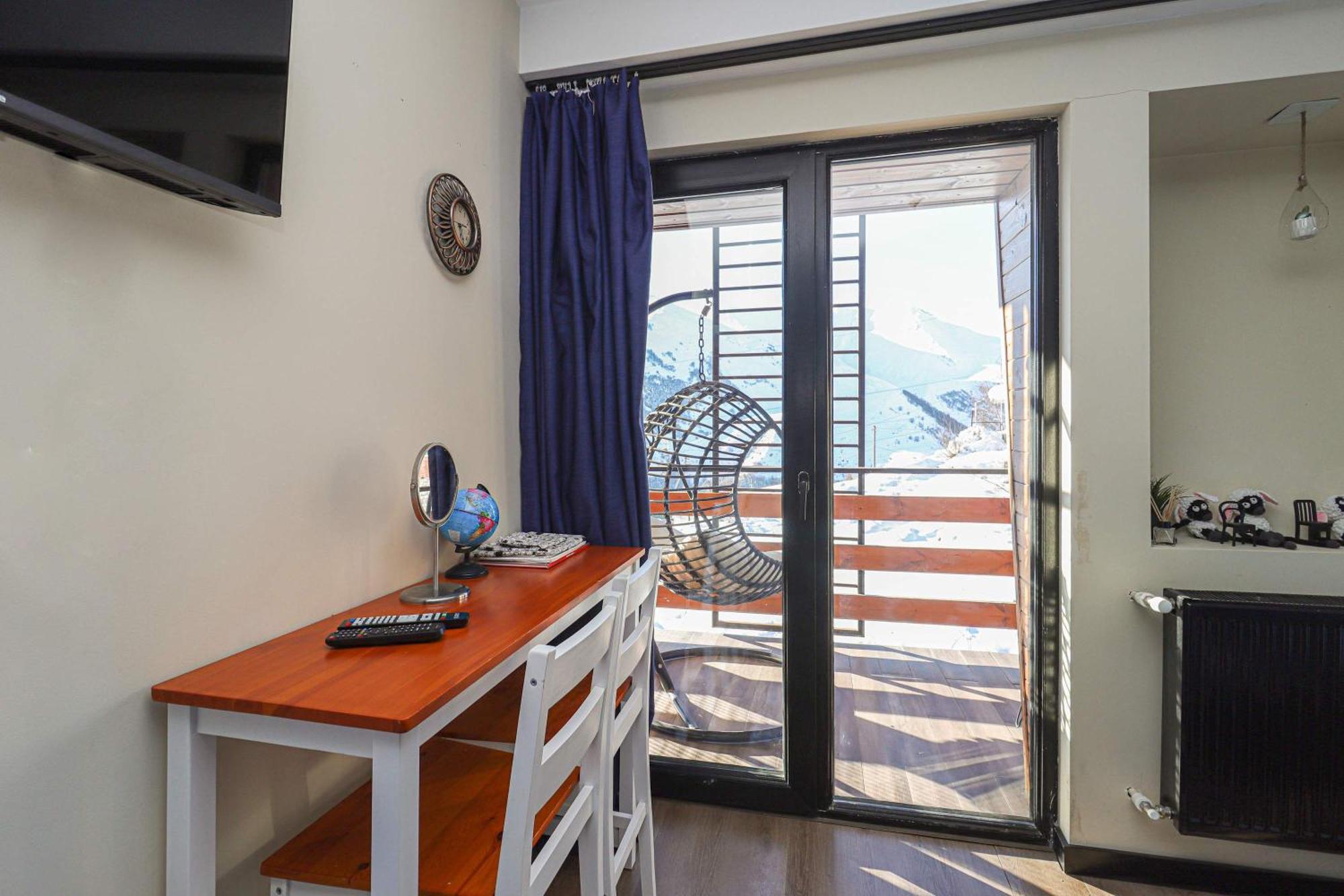 Stylish Studio Apartment With Balcony กูเดาริ ภายนอก รูปภาพ